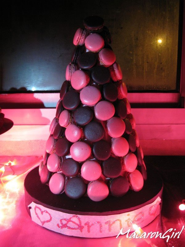 pyramide de macarons fushia et noir